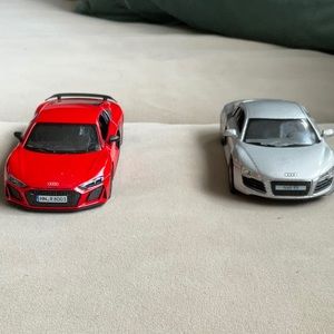 Two. Audi, R8 READ DESCRIPTION